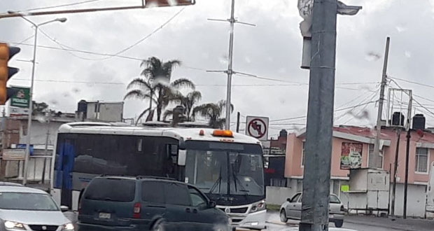 Camioneta choca unidad de RUTA Línea 2 en la 11 Sur