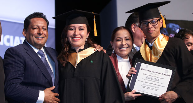 Dinorah López reconoce a egresados de la UTP y alumnos del Cenhch