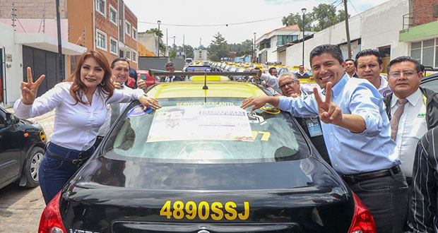Eduardo Rivera promete al consejo taxista homologar infracciones