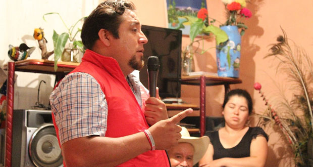 Piden a Fernando López construir carretera en colonia de Huauchinango