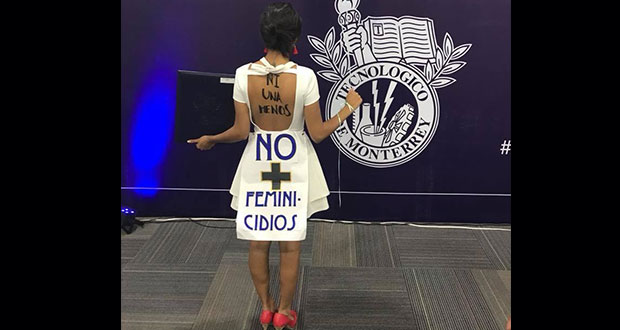 En graduación, alumnas del Tec de Monterrey exigen frenar feminicidios