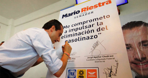 Mario Riestra firma compromiso para eliminar “gasolinazos”