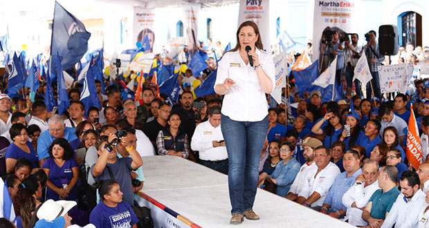 En Xicotepec, Martha Erika propone pisos firmes y techos dignos