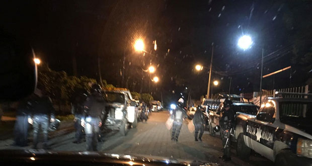 Policías quemaron camión de bomberos en Atlixco, acusan vendedores