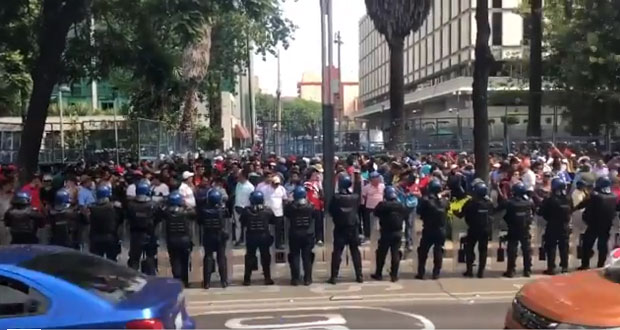 CNTE se enfrenta a policías en inmediaciones de embajada de EU