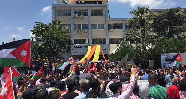 Protestas en Jordania echan para abajo algunos aumentos de impuestos