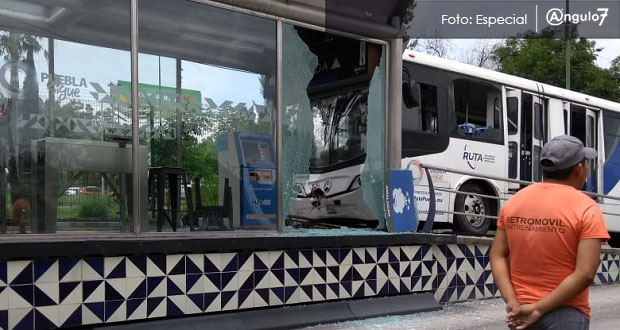 Unidad de RUTA suba rampa de paradero en Bosques tras quedarse sin frenos
