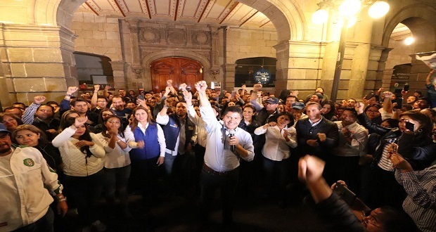 Sin dirigentes, Eduardo Rivera cierra campaña frente a palacio