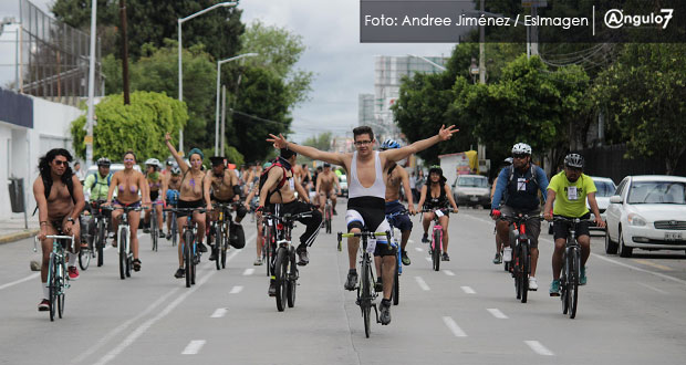 Rodada nudista recorre calles de Puebla para exigir respeto a ciclistas
