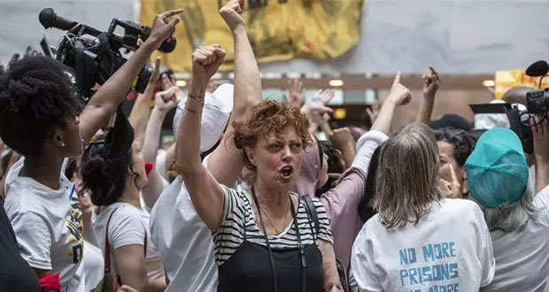 Arrestan a Susan Sarandon por protesta de política migratoria de EU