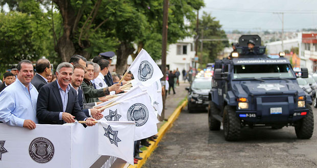 Gobierno y comuna de Puebla entregan 40 patrullas y unidad blindada