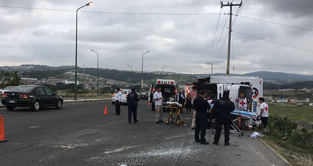 Camión de SS vuelca en Periférico; 2 enfermeras salieron proyectadas y heridas