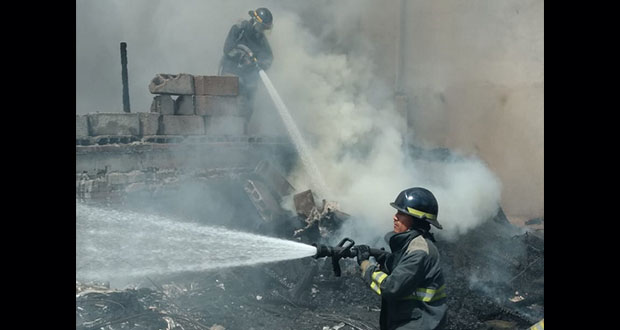 Bomberos sofocan incendio en almacén de la colonia Independencia