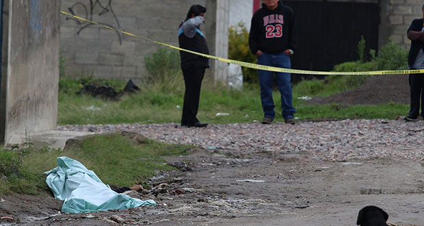 Vecinos encuentran cadáver golpeado y semidesnudo en colonia Loma Bonita