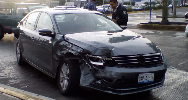 Por pasarse el rojo, patrulla choca contra auto en bulevar Atlixco