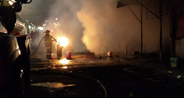 Incendio consume tres locales en La Acocota; solo daños materiales