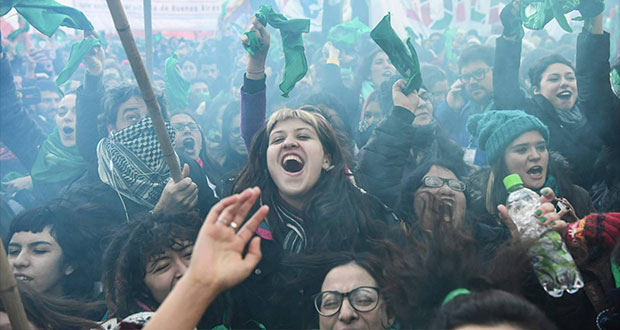 Diputados aprueban proyecto para legalizar el aborto en Argentina