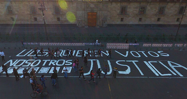 Periodistas protestan en Palacio Nacional: “Quieren votos, nosotros justicia”