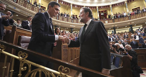 Rajoy y Pedro Sánchez se dan la mano en el Congreso