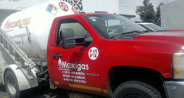 Policía estatal asegura pipa con huachicol en Santiago Acatlán