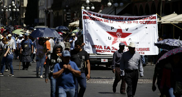 “28 de Octubre” marcha en protesta por bloqueo a caravana de la CNTE