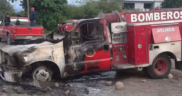 En intento de desalojo en Atlixco, queman camión de bomberos