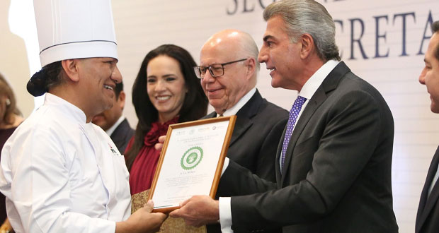 Gobierno de Puebla signa convenio para prevenir obesidad