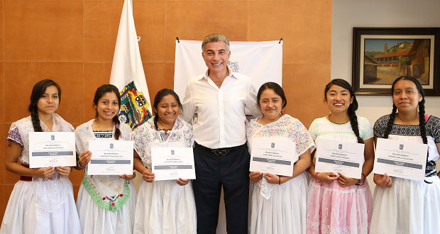 Gali se reúne con indígenas embajadoras que viajarán a Canadá