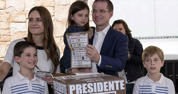 Anaya vota en Querétaro y regresa a CDMX para conocer resultados