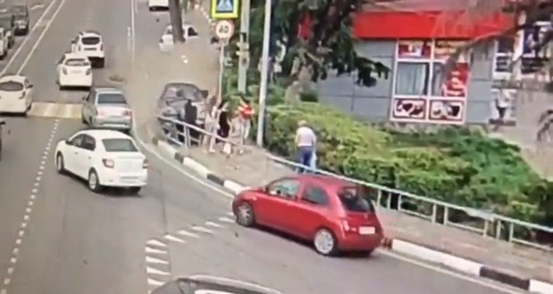 Auto embiste a peatones en Sochi, Rusia