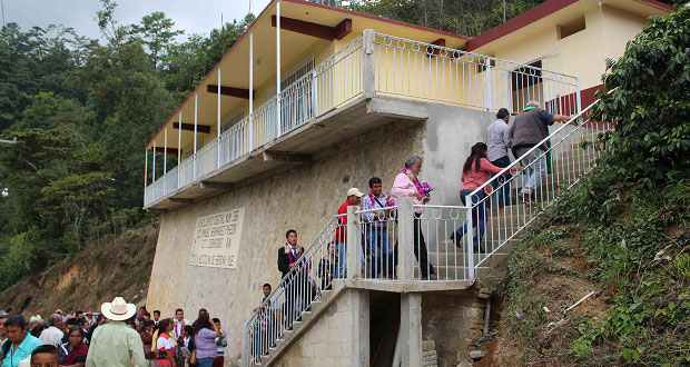 En Huitzilán de Serdán, edil inaugura aulas en bachillerato No.266