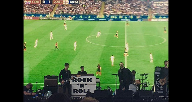 Liam Gallagher proyecta partido en pleno concierto para no perdérselo