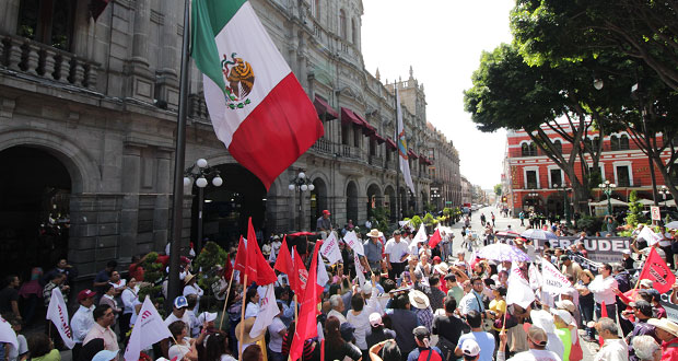 Marchan contra elección a gobernador en Puebla y reúnen firmas