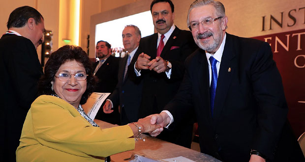 En CDMX, síndica poblana recibe reconocimiento por su labor