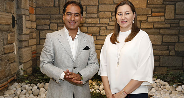 Chaín también le entrega sus propuestas de campaña a Martha Erika