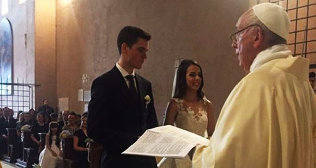 Papa casa a otra pareja de imprevisto; ahora fue en el Vaticano
