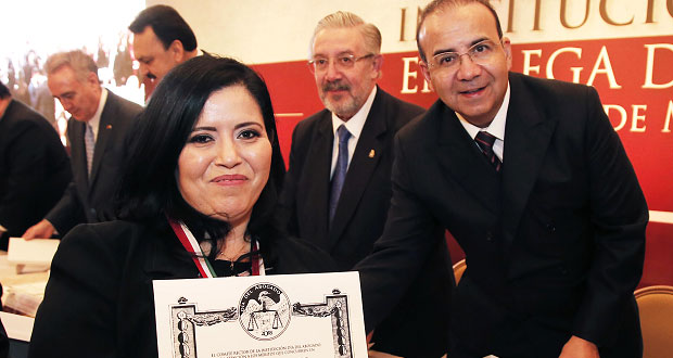 Reconocen labor de tres juristas poblanos en Día del Abogado