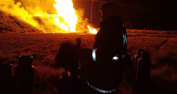 Toma clandestina de gas LP explota en Acajate; lleva más de 7 horas ardiendo