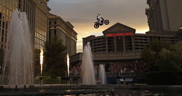 El motociclista Travis Pastrana rompe records de saltos en Las Vegas