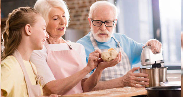 Cocinar ejercita cuerpo y mente de adultos mayores: experta