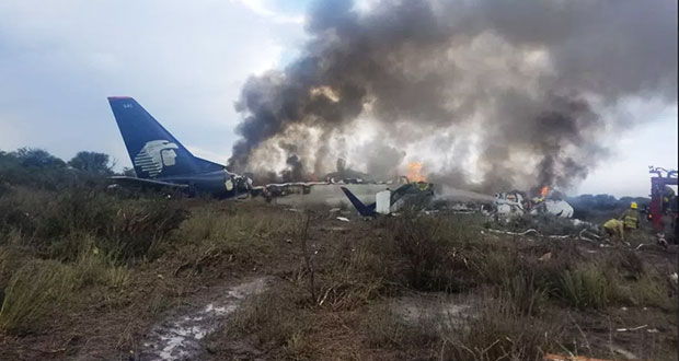 Avión con 80 pasajeros cae tras despegar en Durango; hay heridos y muertos