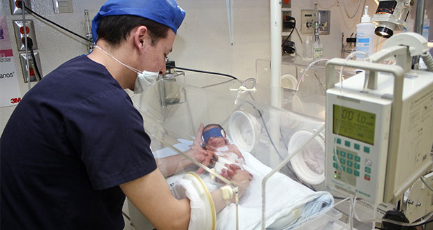 Bebés nacen prematuros por problemas de salud en las mamás: IMSS