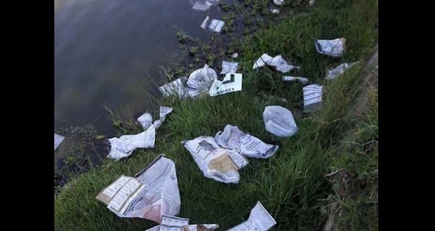 Exhiben boletas tiradas en orilla de río, presuntamente en Puebla