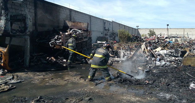 Bomberos de SSP extinguen incendio en corralón de Acajete