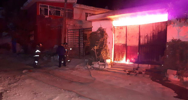 Fuego consume fábrica de frituras en Totimehuacán
