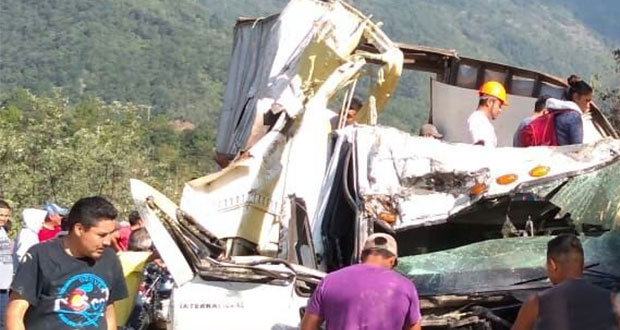 Volcadura de camión en barranco de la Puebla-Orizaba deja 2 heridos