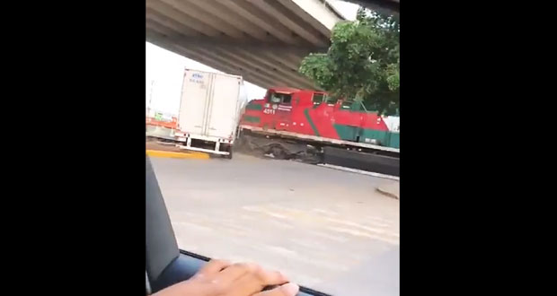 Exhiben en video a tráiler arrastrado por un tren en Guanajuato