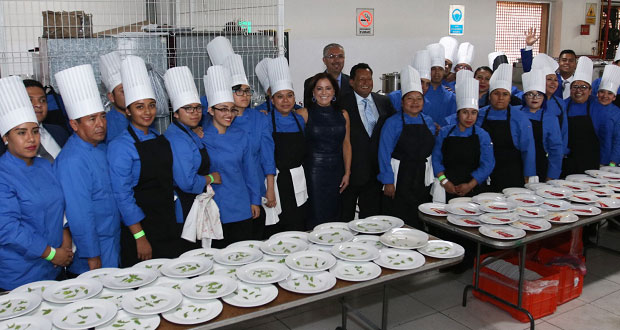 DIF estatal reconoce a 34 egresados de gastronomía del Cecade