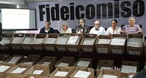 Exhiben recibos de fideicomiso “Por los demás” y lo deslindan de Morena