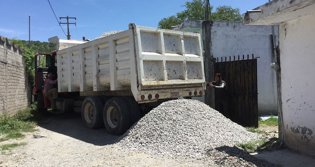 Entregan materiales de vivienda a familias pobres de Tilapa